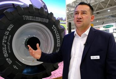 Jonathan Ramos, directeur technique chez Trelleborg France, présente l'ATMS au Sima 2022, une innovation qui permet d'automatiser le télégonflage.