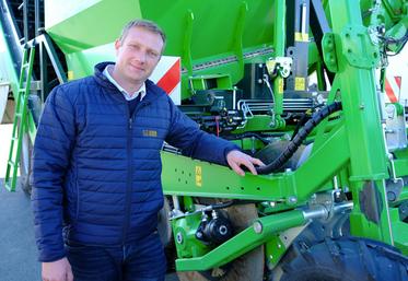 Joffray Challine, spécialiste pommes de terre chez Ghestem Agri et agriculteur sur 200 hectares, présente l'AVR Spirit 7200 avec un cadre ACC.