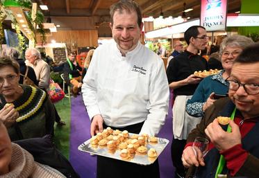 Le chef étoilé Stéphane Bureau a régalé les nombreux visiteurs venus sur le stand dédié au Loir-et-Cher avec ses créations réalisées à partir de produits d'Indre-et-Loire.