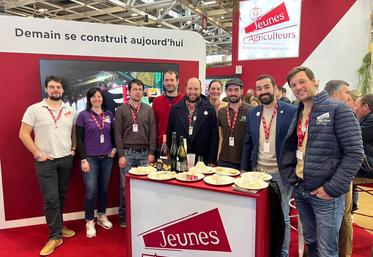 La délégation JA CVL a fait découvrir aux visiteurs les vins de la Vallée de la Loire, les cinq AOP de fromages de chèvre de la région, ainsi que les Sablés de Nançay.