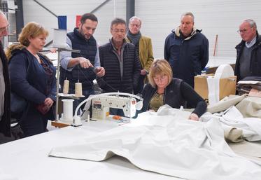 Le 16 février, à Nottonville. Stores-et-rideaux.com et Sodiclair proposent des produits sur mesure qui nécessitent une main-d'œuvre qualifiée.