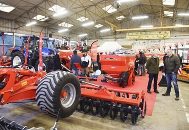 Jeudi 2 mars, à Fresnay-le-Comte. Le groupe Lecoq a transformé son vaste atelier en un véritable petit salon dédié aux matériels Kuhn.