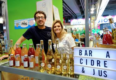Le 1er mars, à Paris. Charles et Cécile Prieur sont satisfaits de leurs ventes et échanges durant le Salon international de l'agriculture.