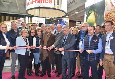 À Paris, mardi 28 février. Le président du Département de Seine-et-Marne, Jean-François Parigi, coupe le ruban inaugural aux côtés du préfet Lionel Beffre, du sénateur Pierre Cuypers et de la vice-présidente de la Région en charge de l'agriculture et de l'alimentation, Valérie Lacroute, et d'élus. 