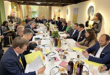 Paris, mercredi 1er mars. Représentants de l’État et professionnels ont longuement échangé avant même l'ouverture des portes du salon.