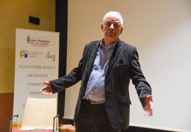 Jeudi 9 mars, à Cloyes-sur-le-Loir. Bruno Parmentier a captivé son auditoire.