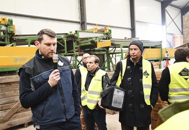 Le 2 février, à Talcy. Alexandre Courson, chef d'exploitation de la Ferme de la Motte, a présenté l'entreprise familiale aux agriculteurs.