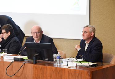 Chartres, le 13 mars. L'élu Chambre, Michel Plovie, et le chef du service agronomie, Thierry Savoie, ont expliqué les éventuelles évolutions de la prochaine directive Nitrates.
