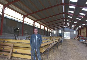 Paul Bertin dans la nouvelle bergerie dont l’aménagement intérieur reste à finaliser.