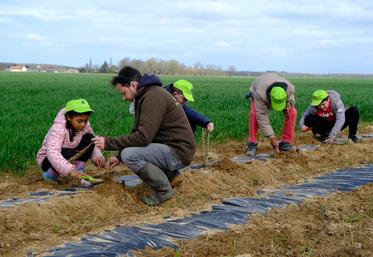 Lundi 20 mars, à Charonville. Les élèves de CE2, CM1 et CM2 de la commune participent à la plantation de haies avec les chasseurs de la FDC 28.
