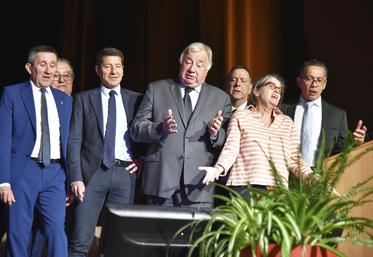 Pauline Martin a réussi à faire chanter Gérard Larcher et David Lisnard, président des Maires de France, sur la mythique chanson Mes emmerdes de Charles Aznavour. Les deux hommes se sont bien volontiers prêtés au jeu.