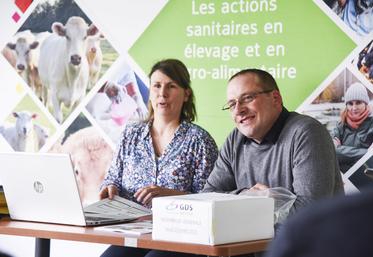 Jeudi 23 mars, à Miermaigne. La directrice et le président du GDS 28, Claire Auguste et Bertrand Desvaux, se réjouissent de la bonne santé du cheptel.