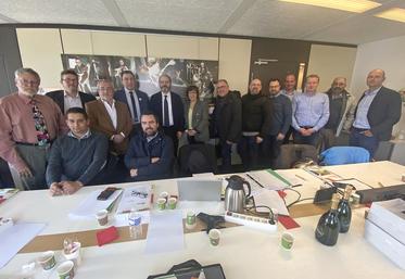 Paris, lundi 27 mars. Au centre, Philippe Dufour à côté de son successeur, Jean-Raymond Dumas. 