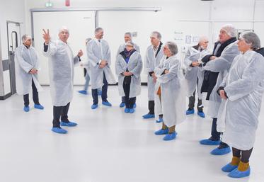 Mercredi 29 mars, à Dreux. Blouse et charlotte de rigueur pour les élus de ­l'Agglo du Pays de Dreux qui visitent API Restauration, guidés par le directeur des investissements du groupe, Jean-Yves Moyaux (2e à g.).