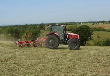 Les tracteurs de la gamme X5 sont adaptés aux travaux de plein champ comme aux travaux de ferme. 