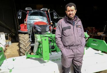 Valery Heuland, éleveur dans la Sarthe, utilise depuis deux ans une faucheuse frontale KDF 300 de chez Samasz.