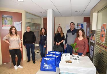 À Meaux, samedi 25 mars. Certains bénéficiaires sont venus de loin pour récupérer leur panier de produits.