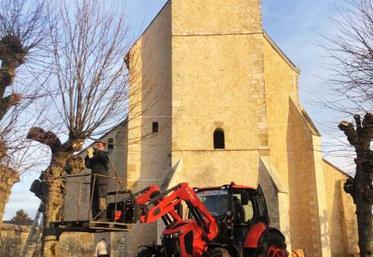 Élu communal, Paul Leroy s'investit sur les dossiers techniques et prête main-forte aux agents municipaux. 