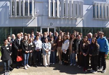 Brie-Comte-Robert, mardi 4 avril. Le ministre Marc Fesneau au milieu des lycéens et étudiants avec qui il vient d'échanger.