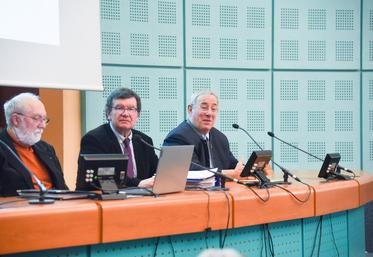 Mardi 4 avril, à Chartres. Le président de l'Adomael*, Jean-Marie Guyard (au c.), a invité le président d'Agro Paris bourse, Baudouin Delforge (à d.).