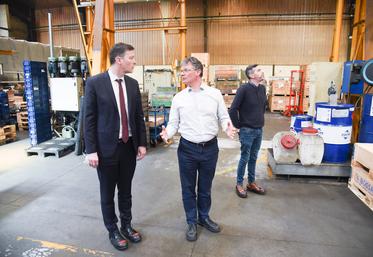 Lundi 3 avril, à Thiron-Gardais. Le sous-préfet de Nogent-le-Rotrou, Claude Jeay (à g.), accompagné du maire de la commune, Victor Provot, a visité la SMTG sous la conduite de son directeur général, Éric Noble (au c.).