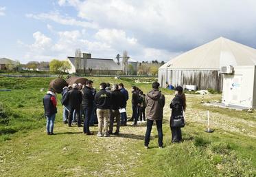 Vendredi 7 avril, des élèves du Chesnoy ont organsié l'après-midi Métha'découverte. Entre deux interventions, les participants ont pu visiter une partie de l'unité de méthanisation Gâtinais Biogaz.