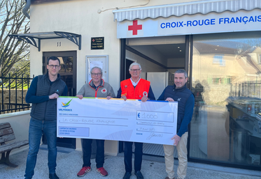 Dammartin-en-Goële, vendredi 7 avril. De gauche à droite, Gaël Denizart, responsable performance collecte chez Adivalor, un bénévole de la Croix rouge, Pascale Courtier, administrateur à la Croix rouge de Dammartin-en- Goële. Adrien SAVARIT, Responsable Qualité chez Valfrance