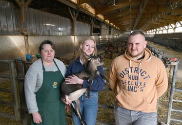 Corinne, Loïs et Clément Ouvrard étaient tous les trois présents lors des portes ouvertes de leur élevage caprin afin de répondre aux questions des visiteurs venus nombreux. 