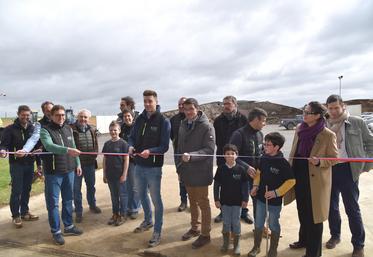 May-en-Multien, samedi 1er avril. Pierre Courtier, l'un des associés, coupe le ruban inaugural. 
