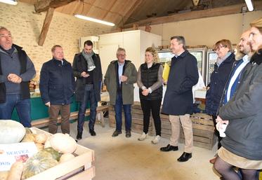 Le 12 avril à Châtignonville (Essonne). Le préfet Bertrand Gaume (avec la pochette jaune) est venu à la rencontre du monde agricole.