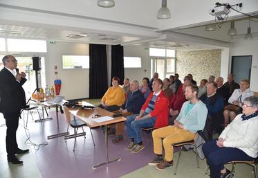 Rozay-en-Brie, jeudi 13 avril. Les échanges ont été nombreux entre la salle et l'intervenant.