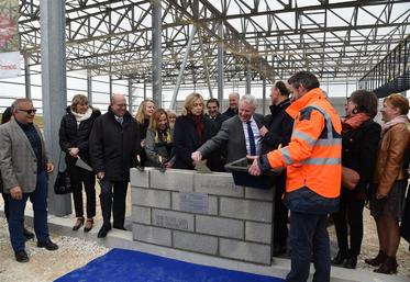 Tous les élus ont participé à la pose de la première pierre, comme ici Christophe Hillairet.