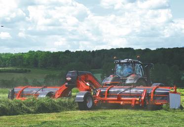 Situé en haut de la gamme, le Merge Maxx 1090 de Kuhn offre une largeur de travail de 11 mètres en andain central. 