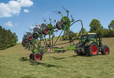 Machine robuste, la faneuse Lotus s’utilise pour tous les types de fourrages. Elle est commercialisée en trois modèles : porté d’une largeur de 7,70 m ou traîné en 10,20 ou 12,50 m de large.
