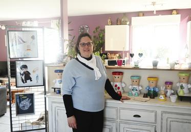 Adeline Lambert et ses petites décorations. 