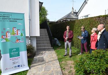 Jeudi 27 avril, à Blois. Agglopolys a organisé la visite d'une maison en cours de rénovation pour gagner en performance énergétique.