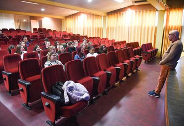 Le 2 mai, à Mignières. Le président de l'association Asie, Alain Payen (à d.), a présenté les vidéos auxquelles les étudiants de Franz-Stock ont participé.