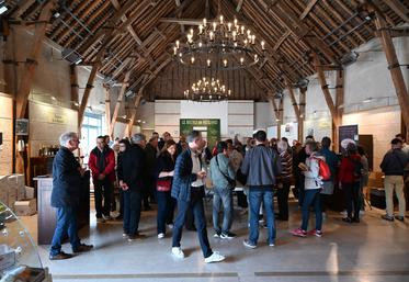 Samedi 29 avril à Onzain. De nombreux touristes et curieux ont assisté à l'inauguration du Salon des vins touraine-mesland.