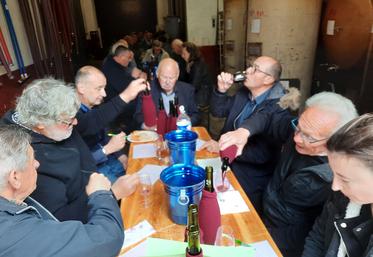 Mardi 25 avril, à Veuzain-sur-Loire. Le Concours des vins touraine-mesland s'est déroulé au Domaine Rabelais en présence d'une trentaine de jurés.