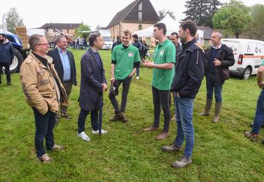 Dimanche 7 mai, à Thiron-Gardais. L'animateur Stéphane Bern (3e à g.) est venu en voisin participer à l'inauguration officielle de l'opération Plus belle la campagne organisée par Jeunes agriculteurs du canton de Thiron-Gardais.