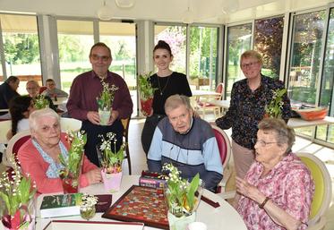 Varennes-sur-Seine, mercredi 3 mai. Jeux de société, goûter et remise de muguet, un après-midi convivial à la Marpa avec les enfants du centre de ­loisirs. 