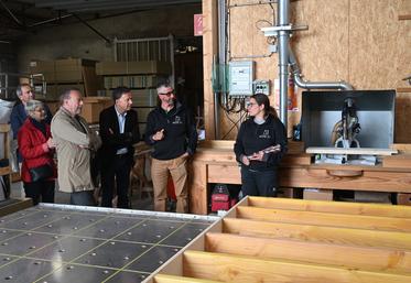 Mardi 9 mai, à Blois. Christophe Degruelle, président d'Agglopolys, et Marc Gricourt, maire de Blois, ont visité les locaux de Maisons Bois 2F et un chantier en cours.