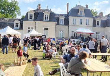 Comme l'année dernière, la Fête de la bière artisanale avait lieu dans le parc du château de la Jonchère, à Saint-Cyr-en-Val.