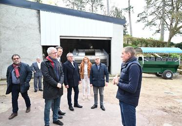 Le 16 avril dernier, à Villiers-sur-Loir. Les élus du Vendômois étaient présents lors des portes ouvertes du réseau Bienvenue à la ferme afin de découvrir le vignoble de Florent Jumert.