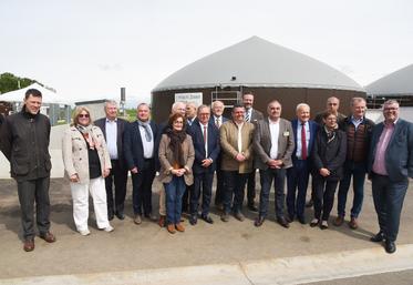 Le 12 mai, à Tremblay-les-Villages. Ceux qui ont facilité la mise en œuvre du méthaniseur Theuvy Biogaz entourent Jean-Baptiste Gouin et Antoine Minard.