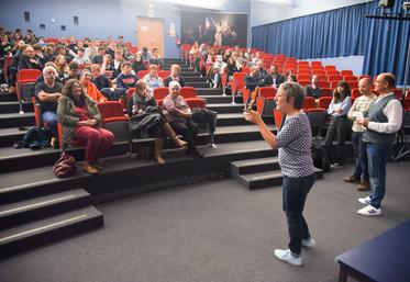 Mardi 9 mai, à Sours. Des échanges ont suivi la représentation de la pièce de la compagnie Les Fous de Bassan sur les couverts herbacés.