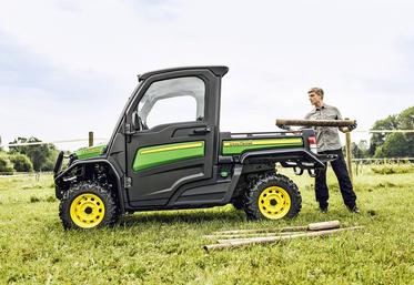 Les SSV offrent davantage de polyvalence que les quads grâce à leur benne.