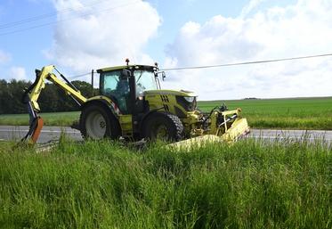 Le conseil départemental a décidé d'effectuer un fauchage raisonné aux abords des routes départementales avec une coupe relevée à 12 cm. 
