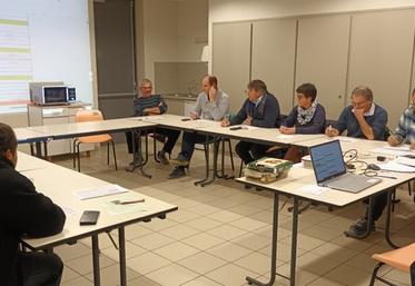 Le groupe « assurance remplacement » du secteur de Lorris-Beaune en réunion planning.