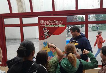 Les élèves se sont montrés intéressés par l'exposition et les explications des JA.